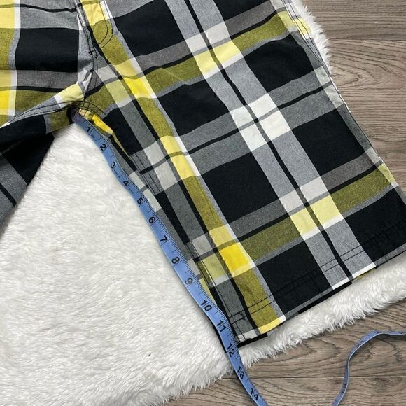 Southpole Size 18 / 30 Long Plaid Shorts Black Yellow 12" Inseam Golf Casual Chi - Picture 3 of 6